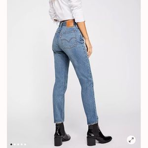 Levi’s wedgie icon jeans in size 29 in mid blue wash